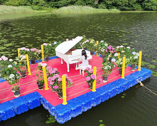 물 위에 피아노