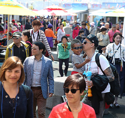 수산시장 걸어다니는 사람들