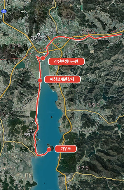 코스를 나타낸 지도로 아래에서 부터 위로 가우도(청자타워) → 가우도 출렁다리  → 망호선착장 → 해창 철새관찰지 → 멀구슬 쉼터  → 강진만 생태공원 → 군동 석교교이 위치