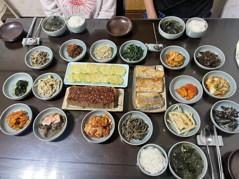 아침에도 여전히 진수성찬!